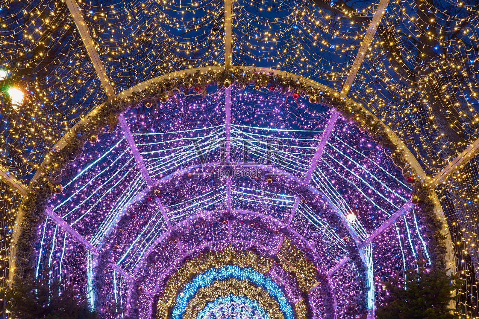 莫斯科Tverskoy大道上的彩灯隧道照片摄影图片