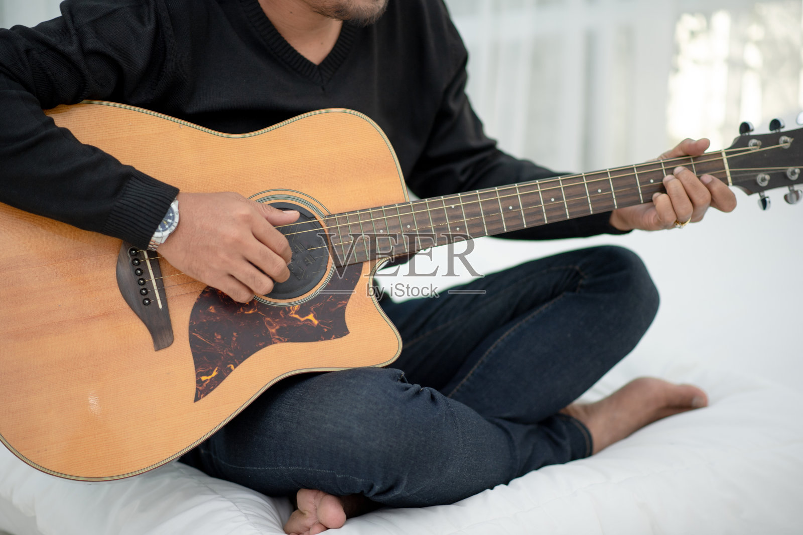 滑稽的大胡子男人舞照片摄影图片