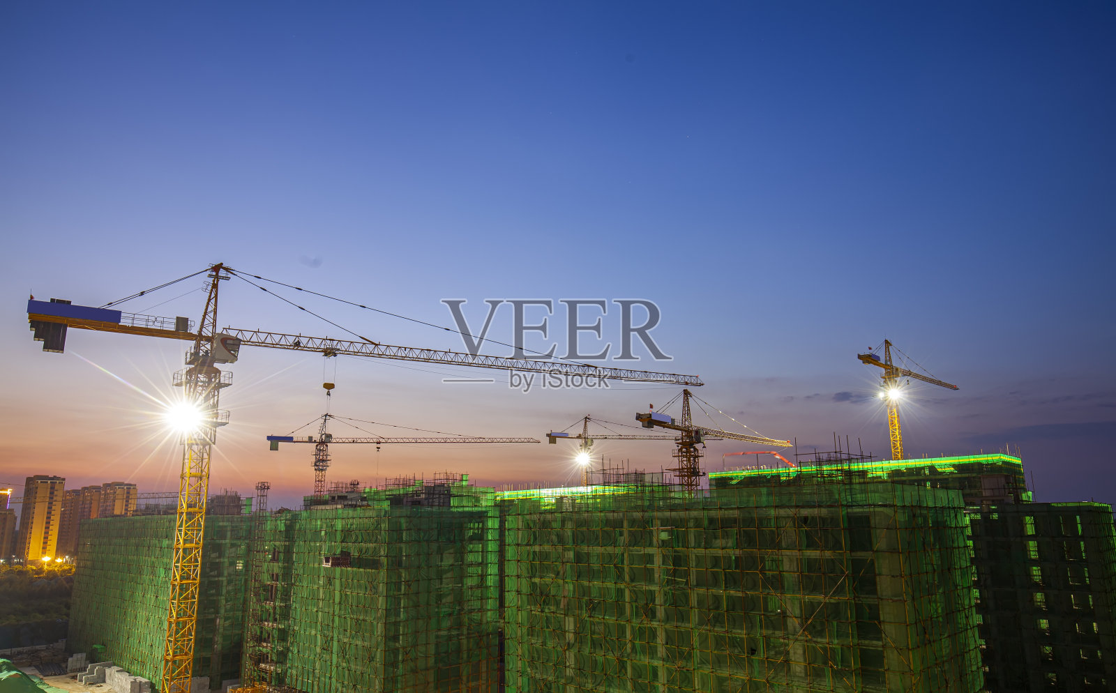 起重机正在施工现场工作照片摄影图片