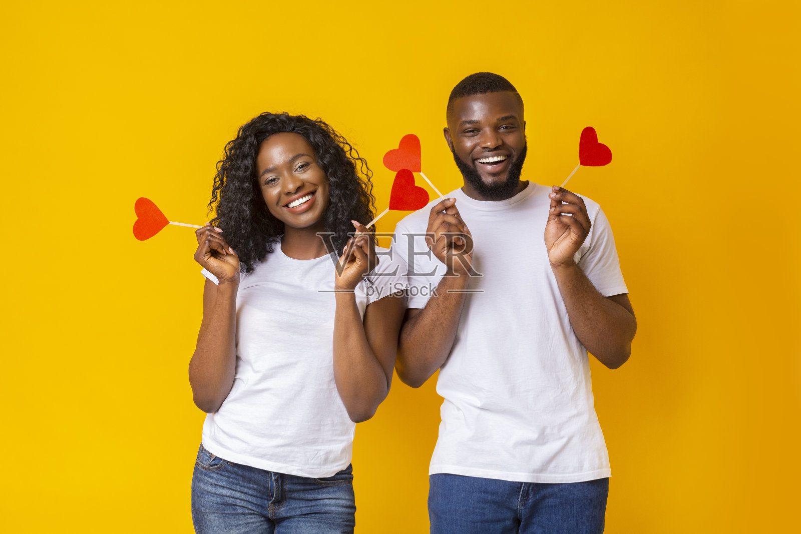 庆祝情人节的快乐黑人情侣照片摄影图片