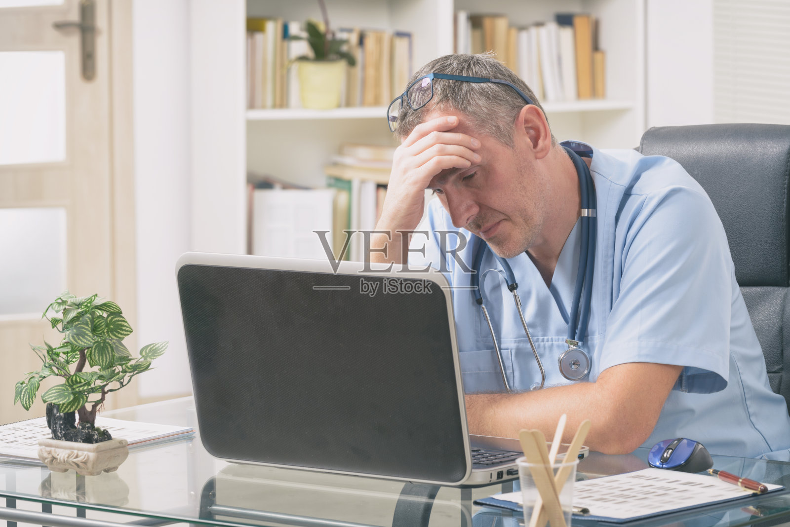 办公室里过度劳累的医生照片摄影图片