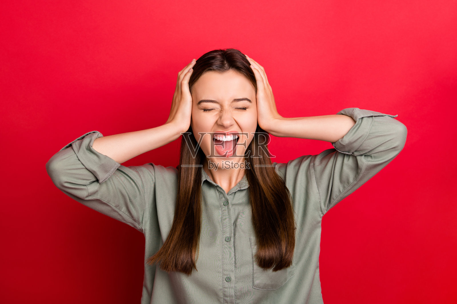 近距离的肖像她漂亮的迷人的崩溃崩溃直发的女孩穿着卡其布衬衫闭上耳朵不喜欢坏的情绪孤立在明亮生动的闪耀充满活力的红色背景照片摄影图片
