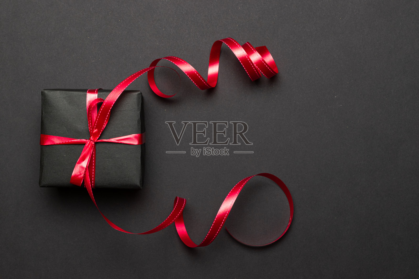 圣诞节背景。黑色圣诞礼物、装饰品在黑色背景上。冬季节日礼物。圣诞快乐，节日快乐贺卡、边框、banner照片摄影图片