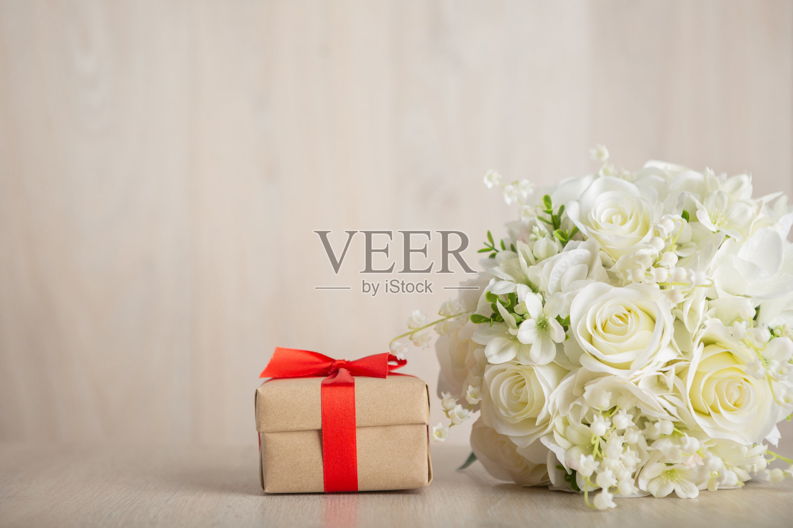 礼品盒及鲜花照片摄影图片