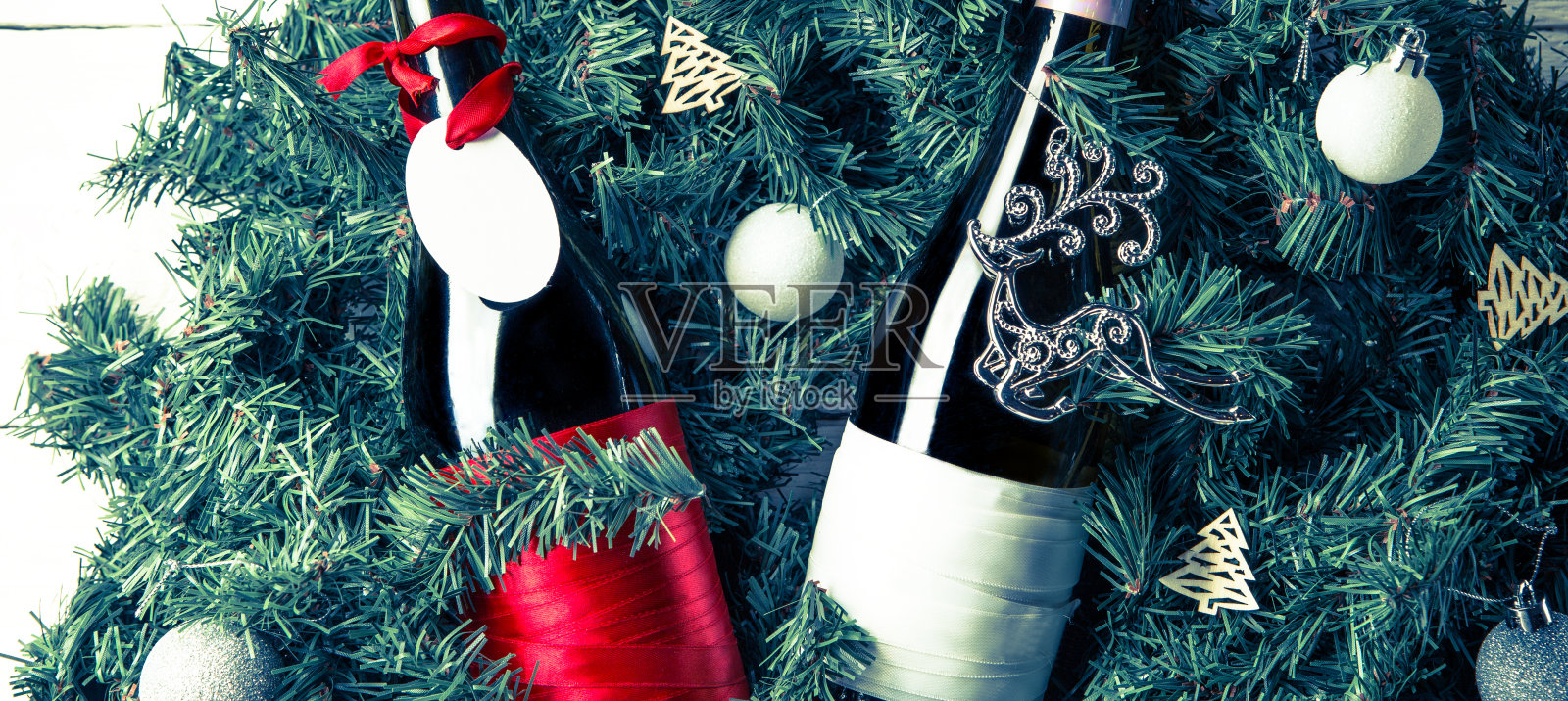 云杉树枝和两瓶酒的照片，空白的贺卡照片摄影图片