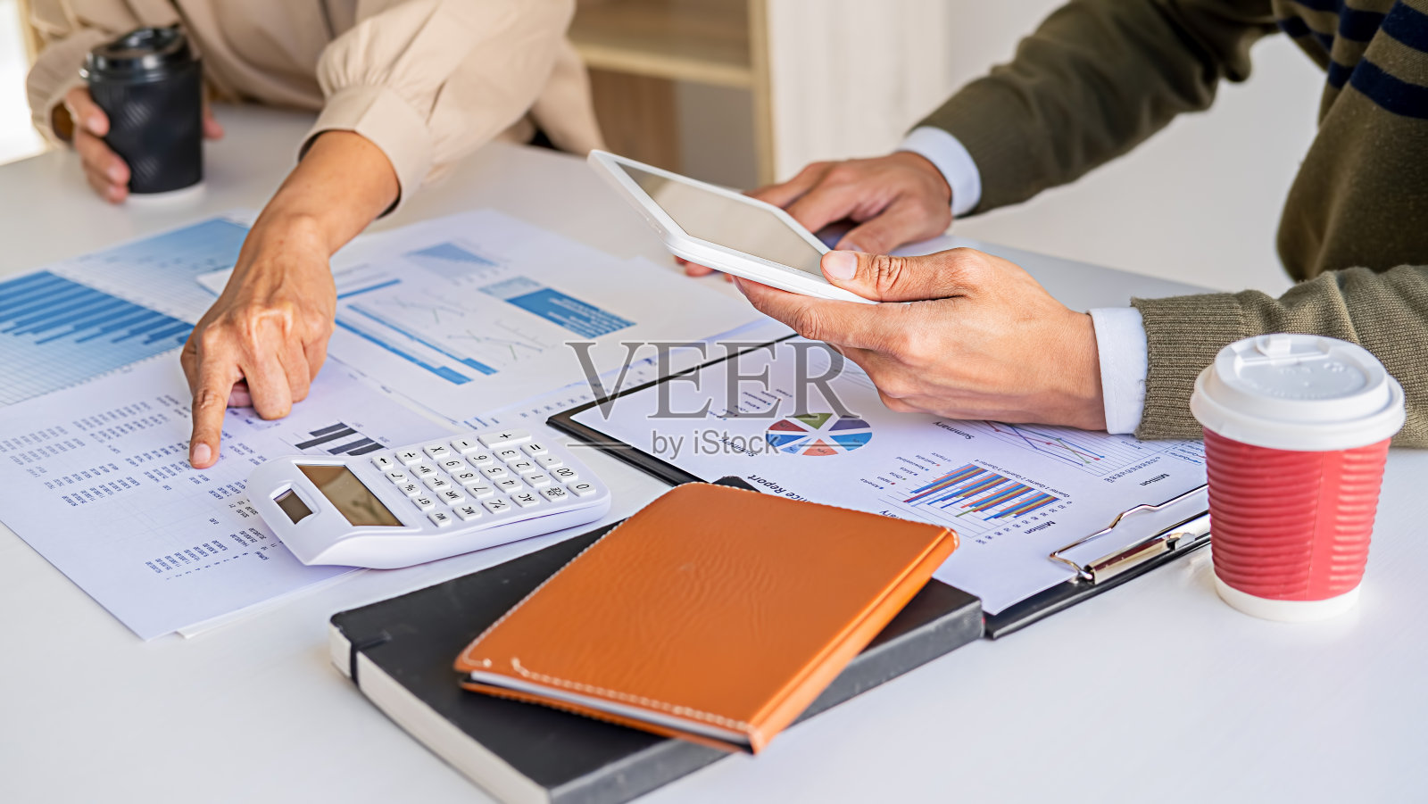 创业伙伴正在讨论新发展战略的思路照片摄影图片