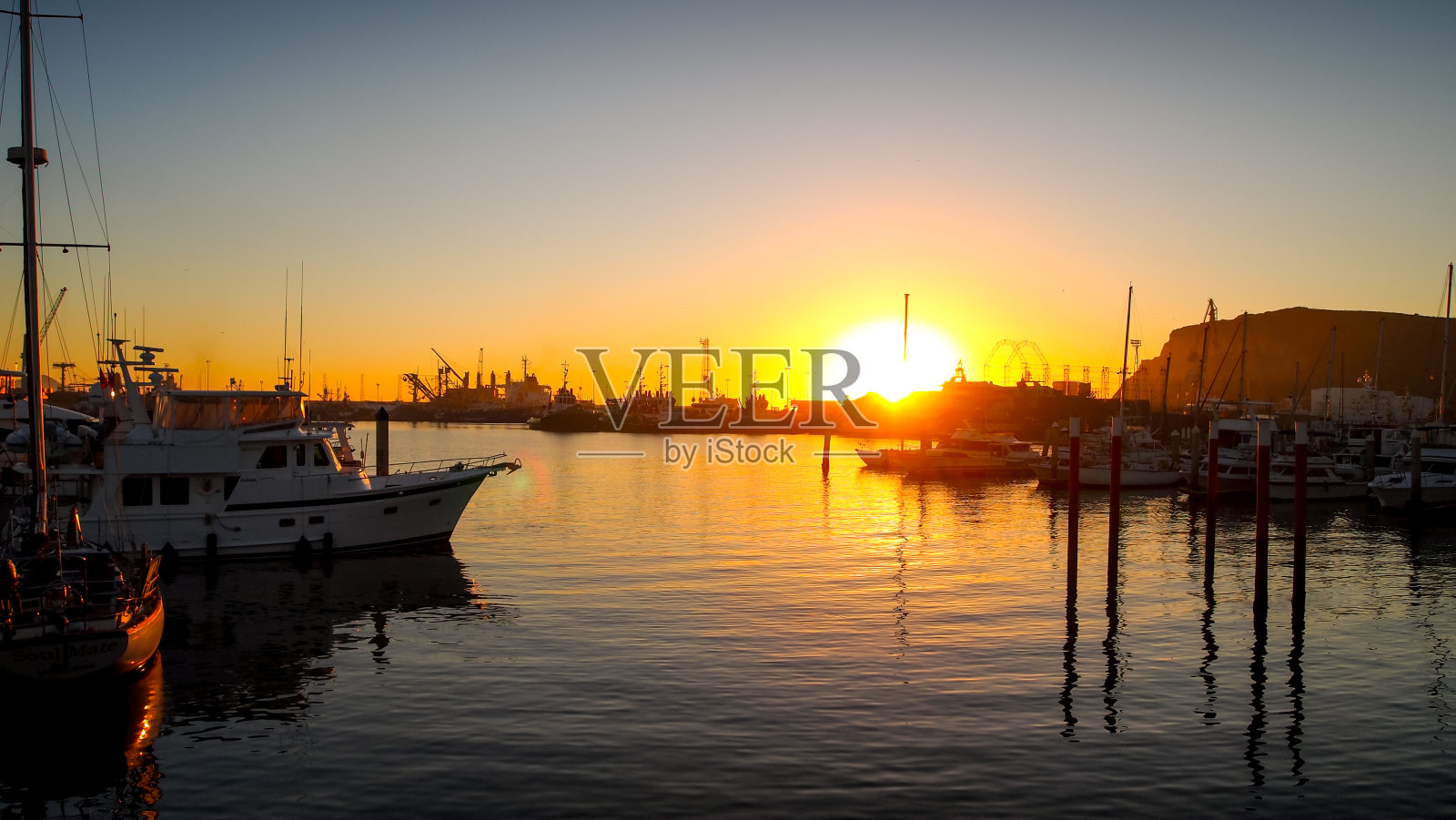 墨西哥太平洋海岸上令人惊叹的落日色彩照片摄影图片