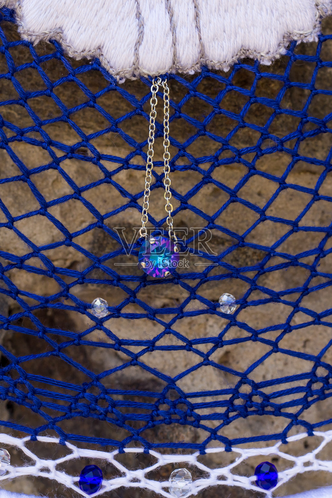 手工捕梦网，用羽毛、线和珠子绳挂照片摄影图片