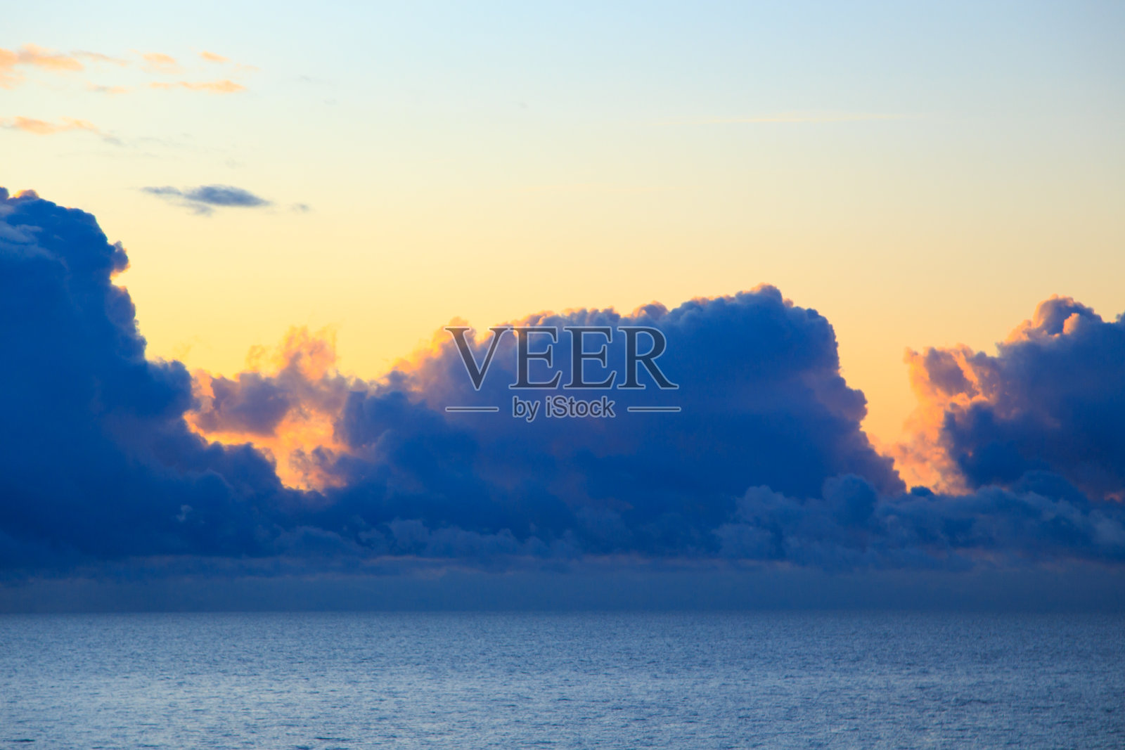明亮的积云映衬着蓝天。日落天空自然背景。海景照片摄影图片
