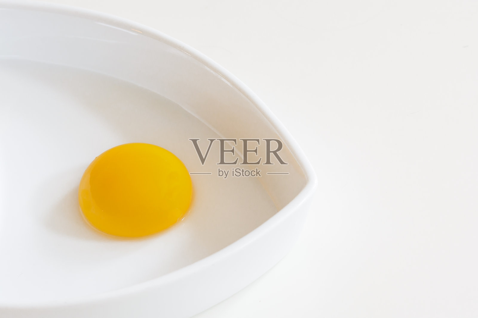 白色盘子上的蛋黄照片摄影图片