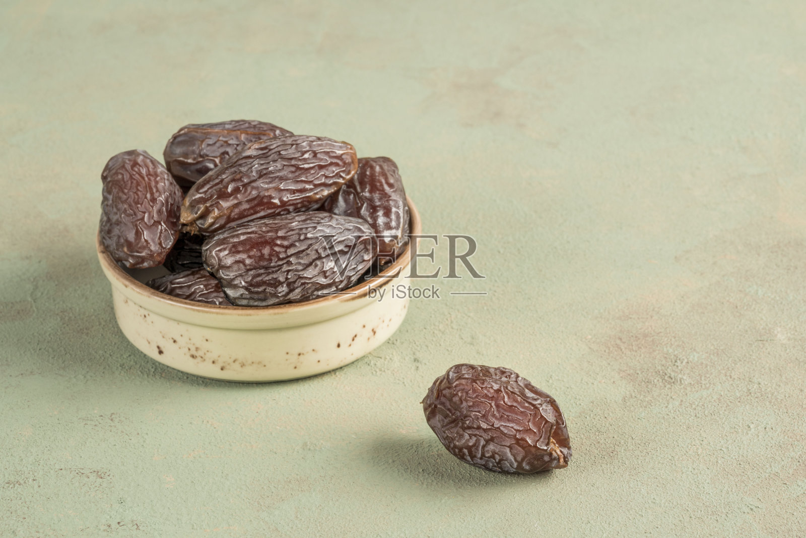 美味的红枣水果的特写在绿色的背景照片摄影图片