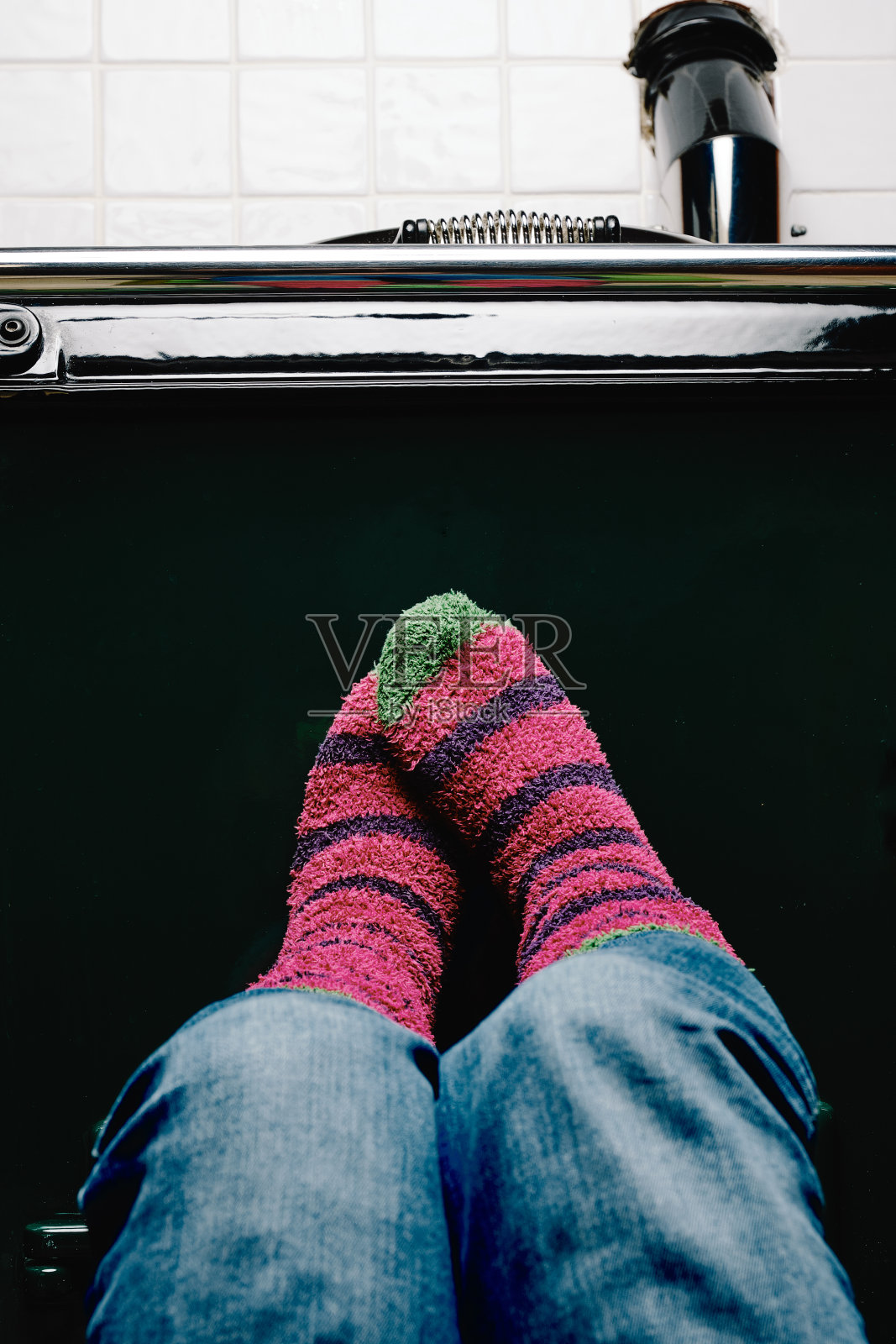 在炉灶上暖脚照片摄影图片