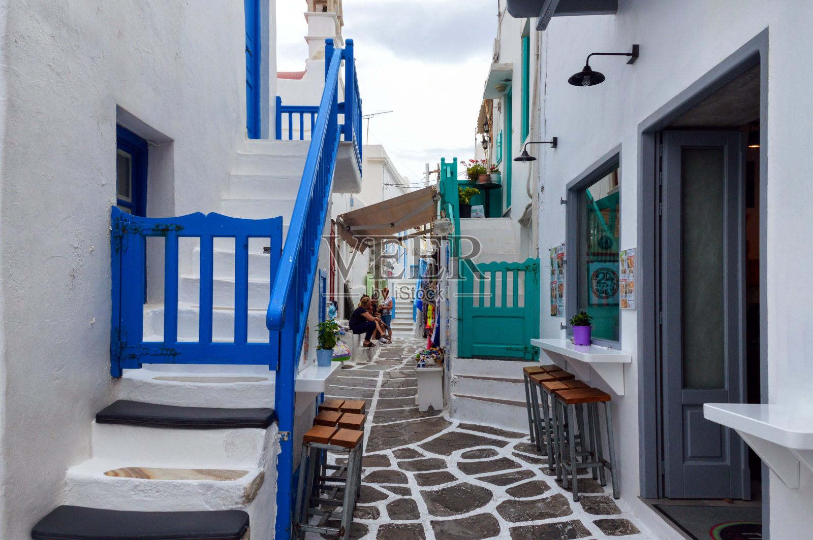 希腊米科诺斯的狭窄街道照片摄影图片