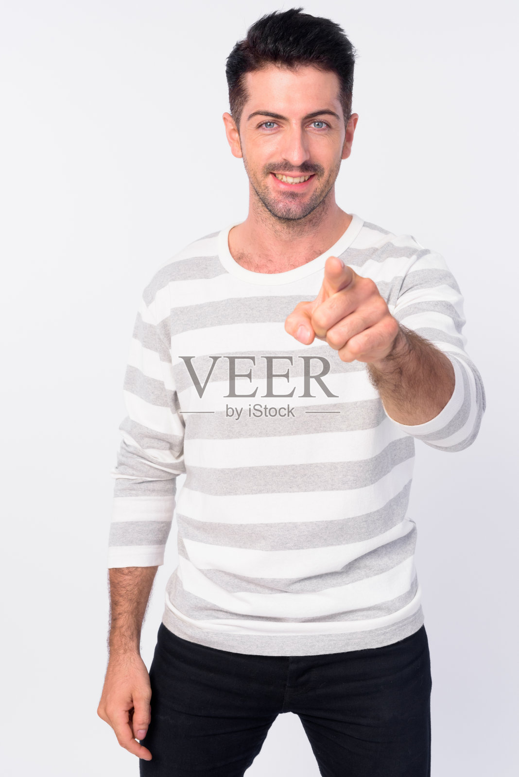 快乐英俊的胡子男人的肖像指向相机照片摄影图片