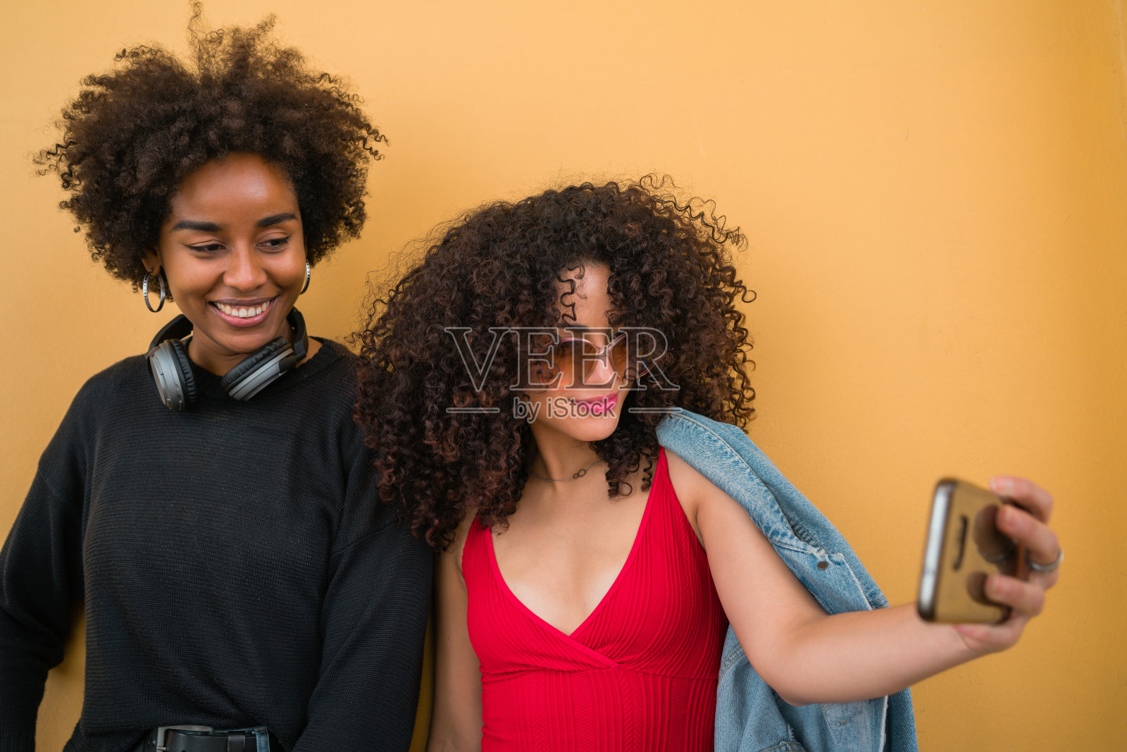 两个非洲朋友用手机自拍照片摄影图片