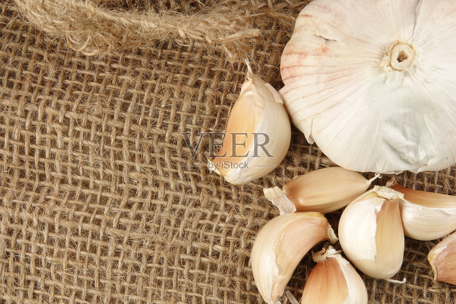 棕色地毯背景上放着洋葱。照片摄影图片
