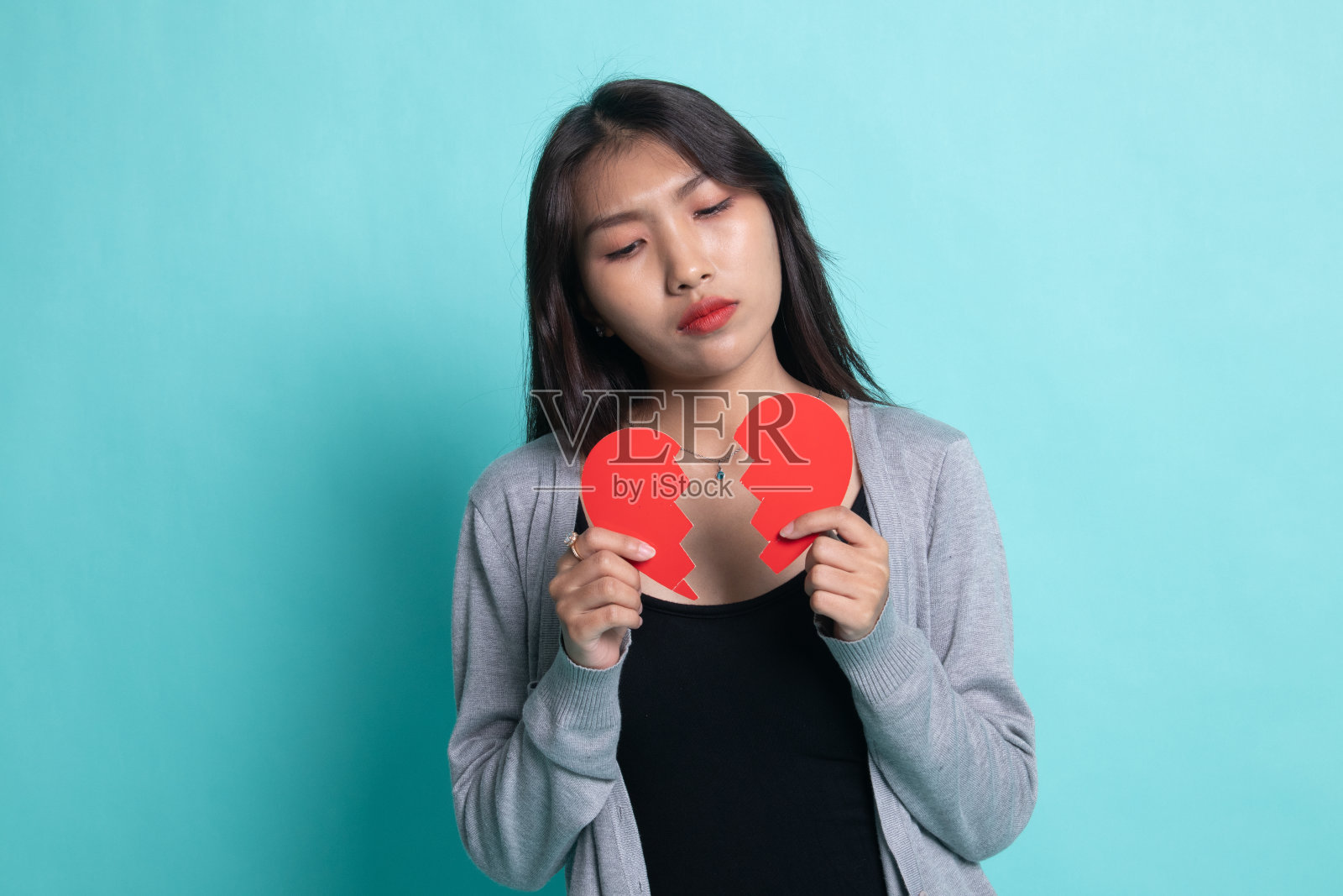 一个心碎的美丽年轻亚洲女人。照片摄影图片