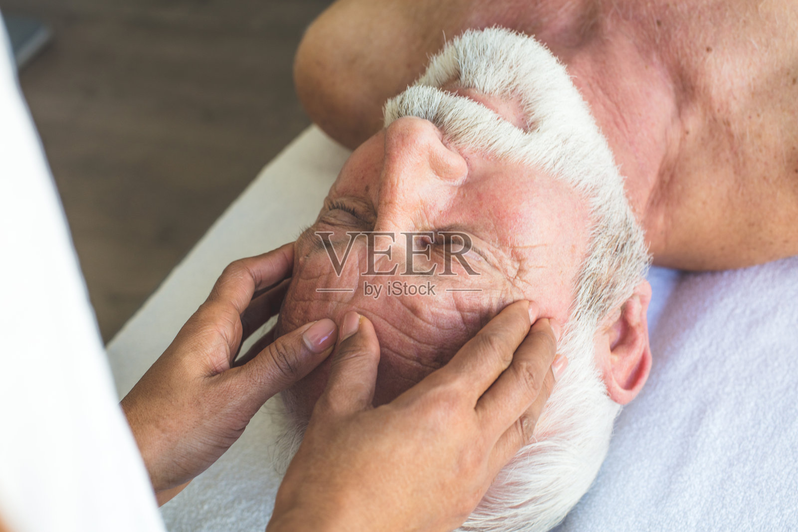 按摩大师的双手。照片摄影图片