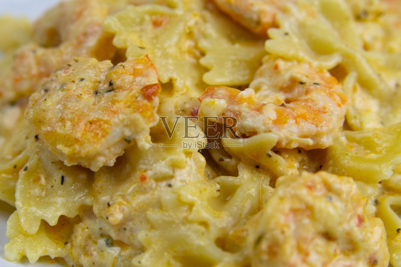 意大利面虾奶油酱和海鲜虾菜单概念。食品的背景。俯视图照片摄影图片