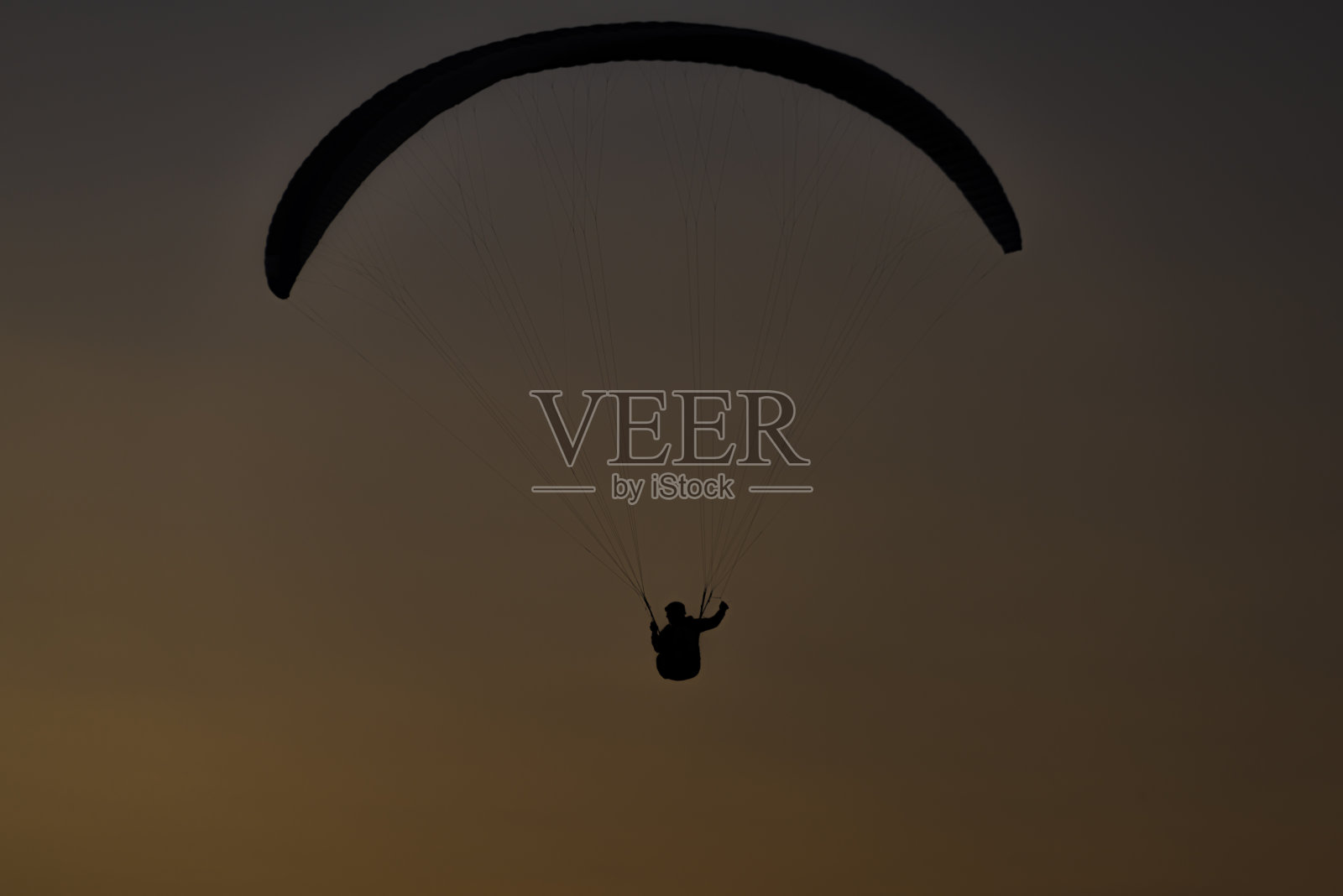 从亚沃罗维山上空俯瞰特日内茨镇的滑翔伞照片摄影图片