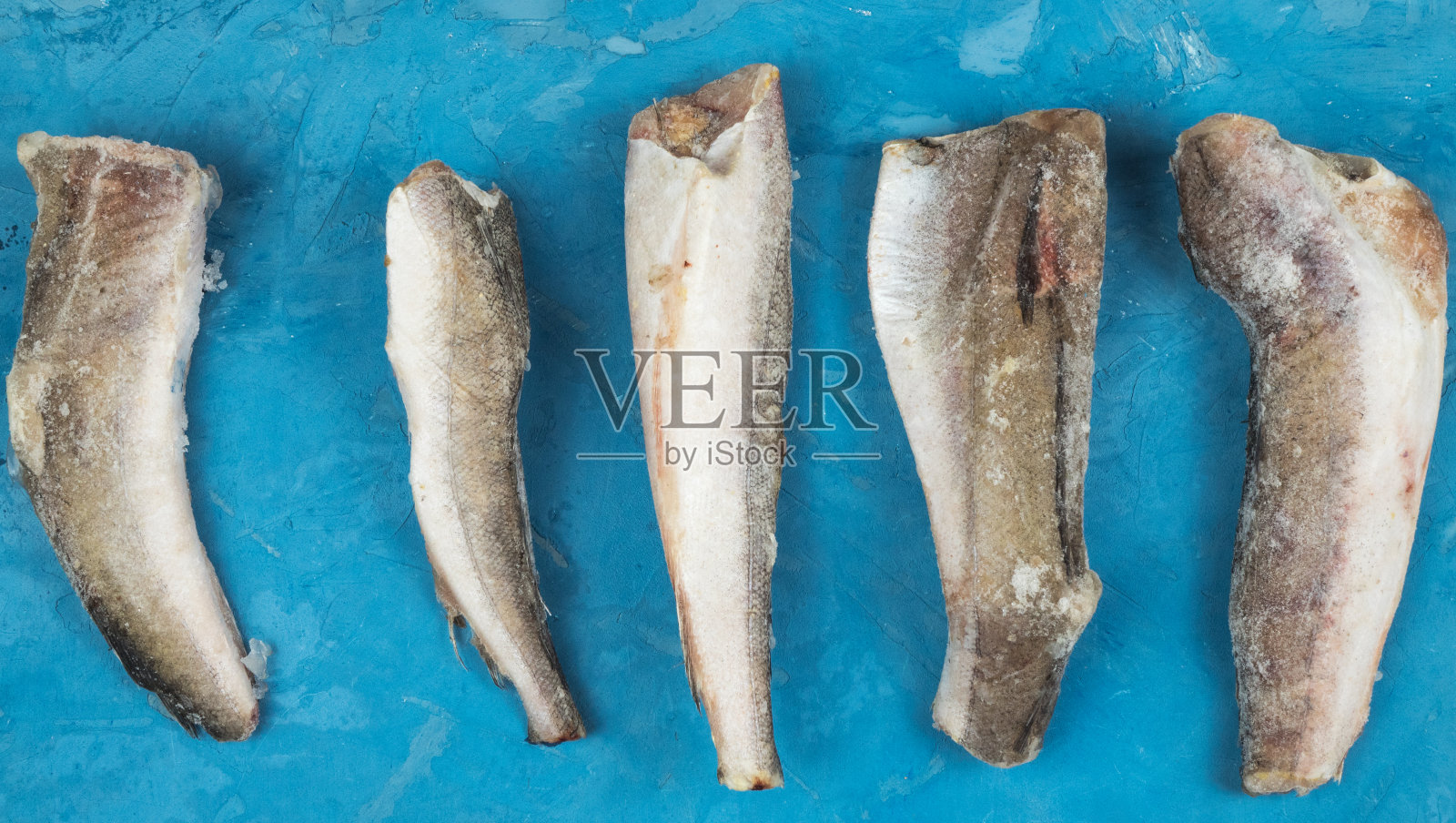 蓝色背景上的鱼的尸体照片摄影图片