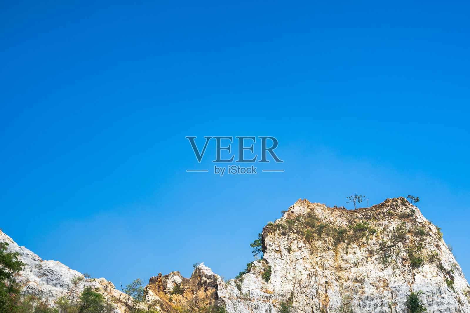 绿树青山，蓝天映照照片摄影图片