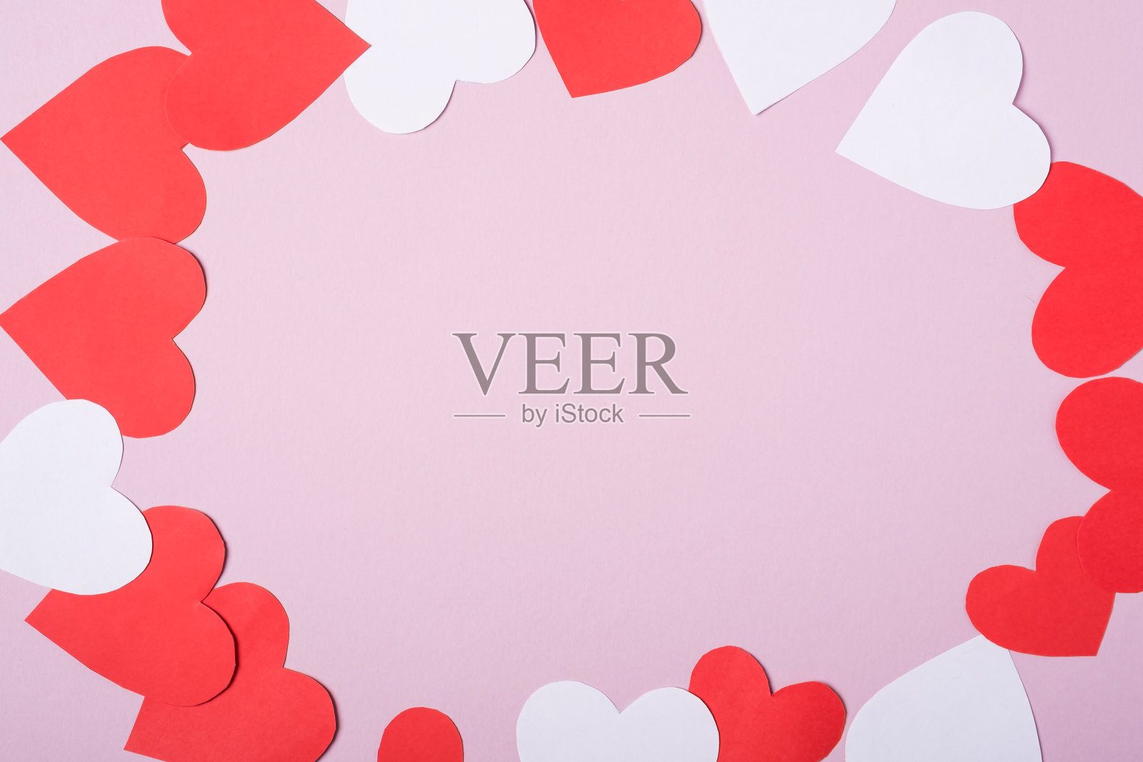 红色和白色手工纸心形情人节框架在粉红色的背景，拷贝空间，俯视图照片摄影图片