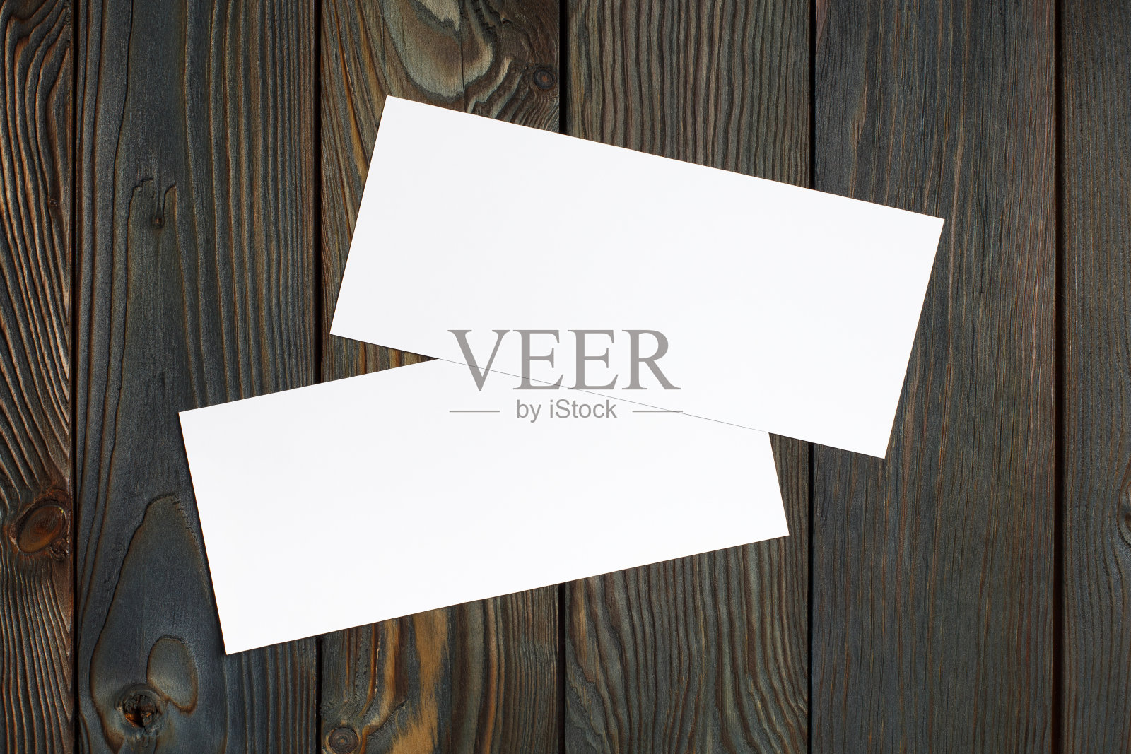 两张空白卡片或木纸照片摄影图片