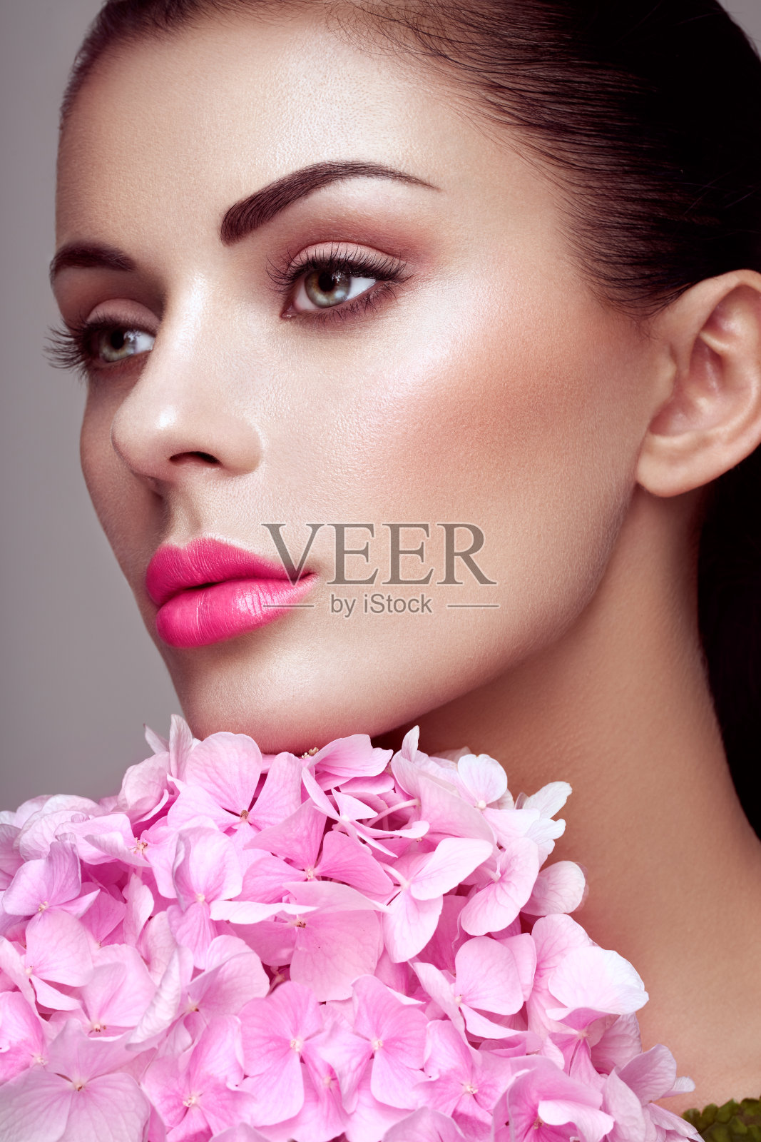 美丽的年轻女子的肖像，带着花照片摄影图片