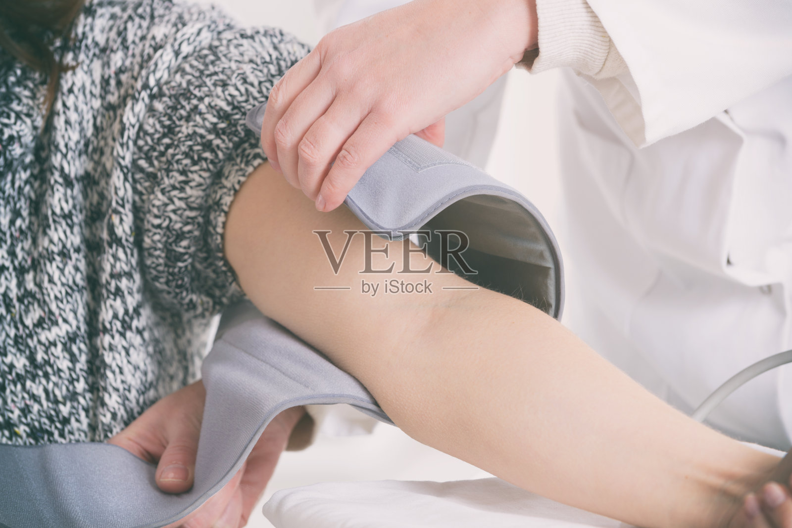 医生测量血压照片摄影图片