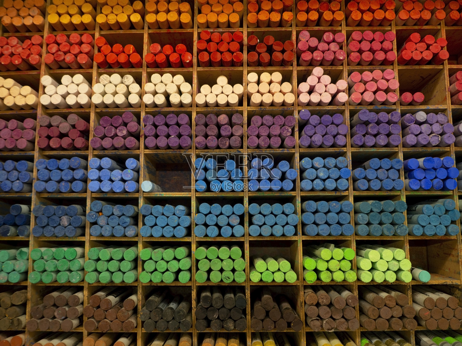 各种颜色的粉笔在艺术商店的架子上。照片摄影图片