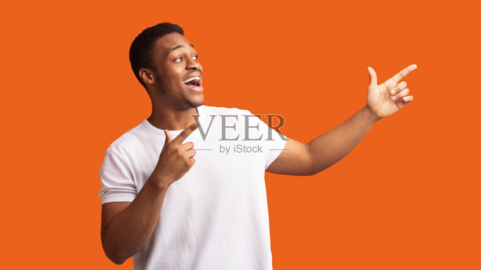 兴奋的黑人伸出两根手指照片摄影图片