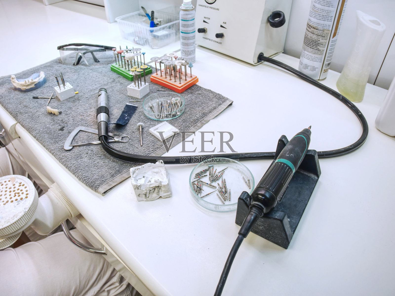 金属陶瓷冠的精度。牙科技师正在工作照片摄影图片