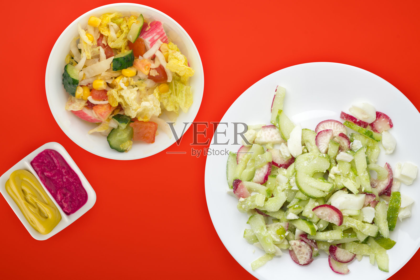 用白色的盘子盛上黄瓜和鸡蛋，这是健康的食物。素食俯视图。照片摄影图片