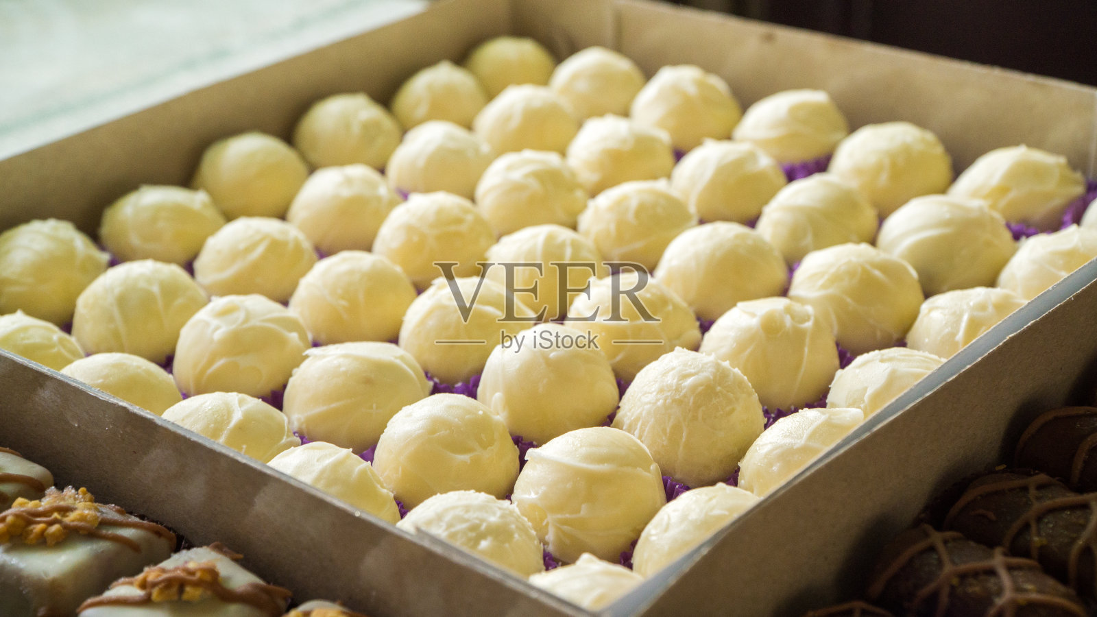 自制的白巧克力饼干照片摄影图片