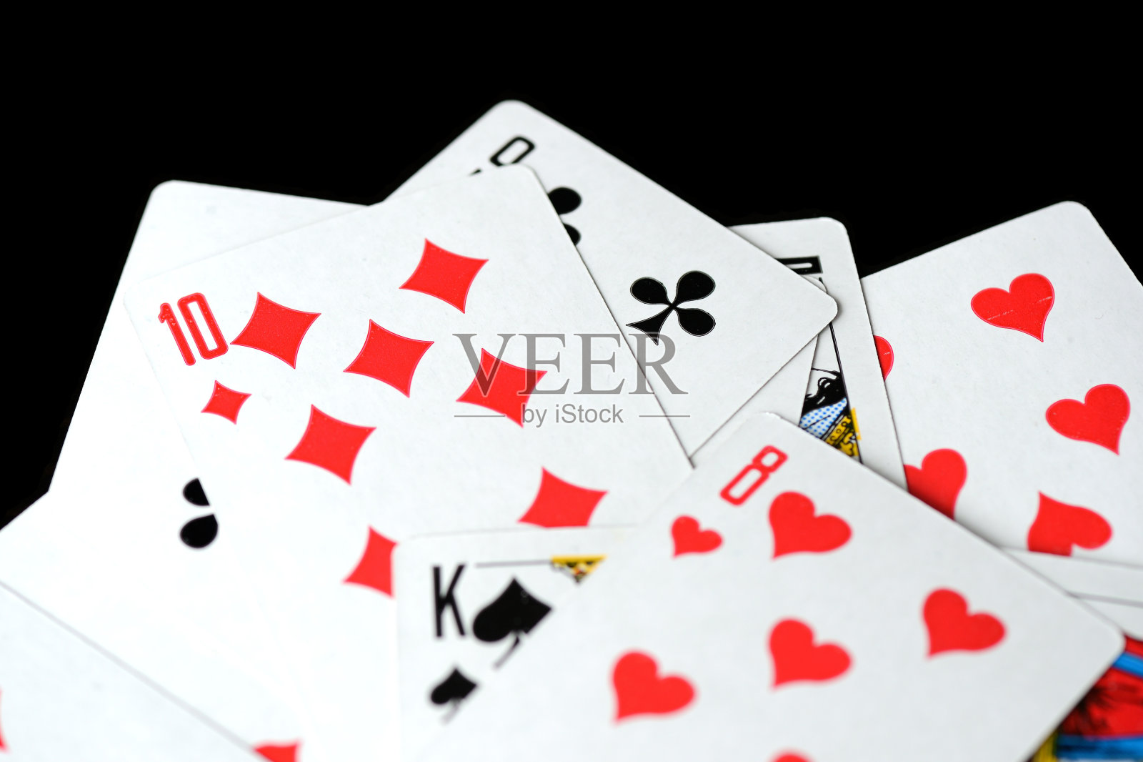 纸牌上的黑色背景特写。赌博的概念照片摄影图片