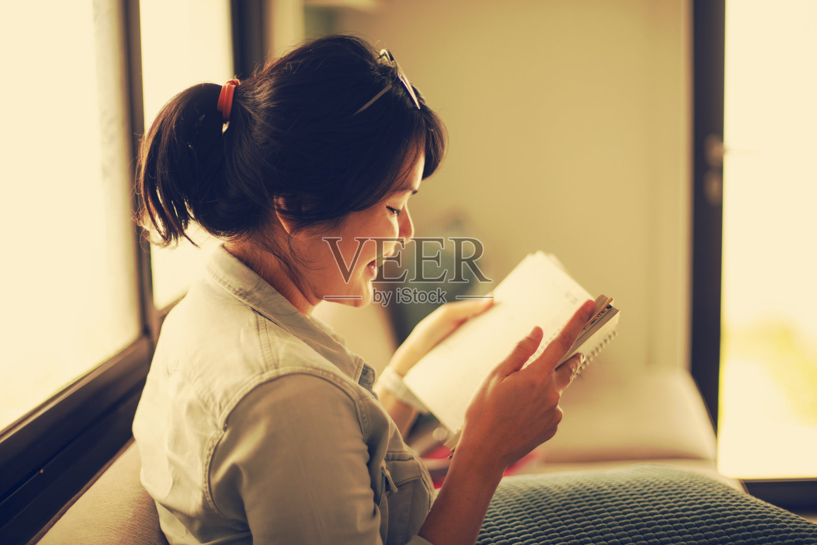 手持书本的大学生照片摄影图片