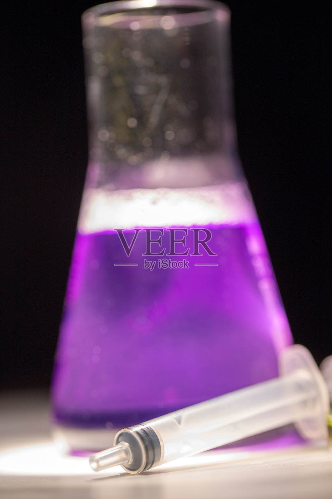 烧杯与紫罗兰液体化学。用实验室玻璃做化学实验照片摄影图片