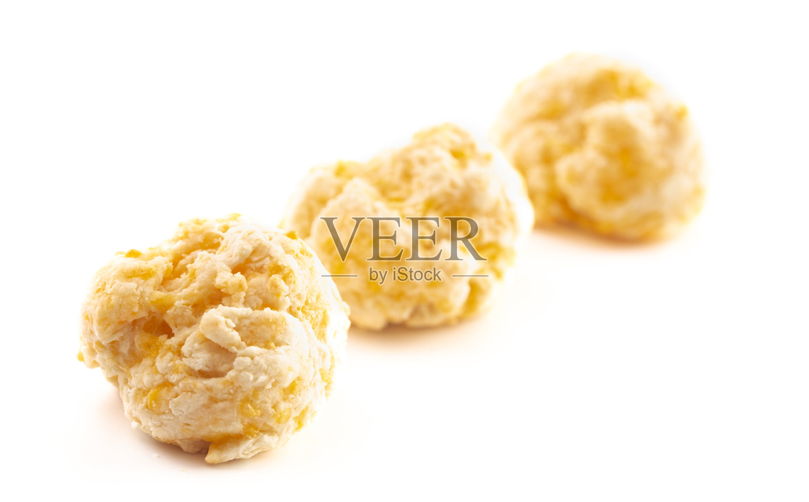 简单的奶酪饼干孤立在白色的背景照片摄影图片