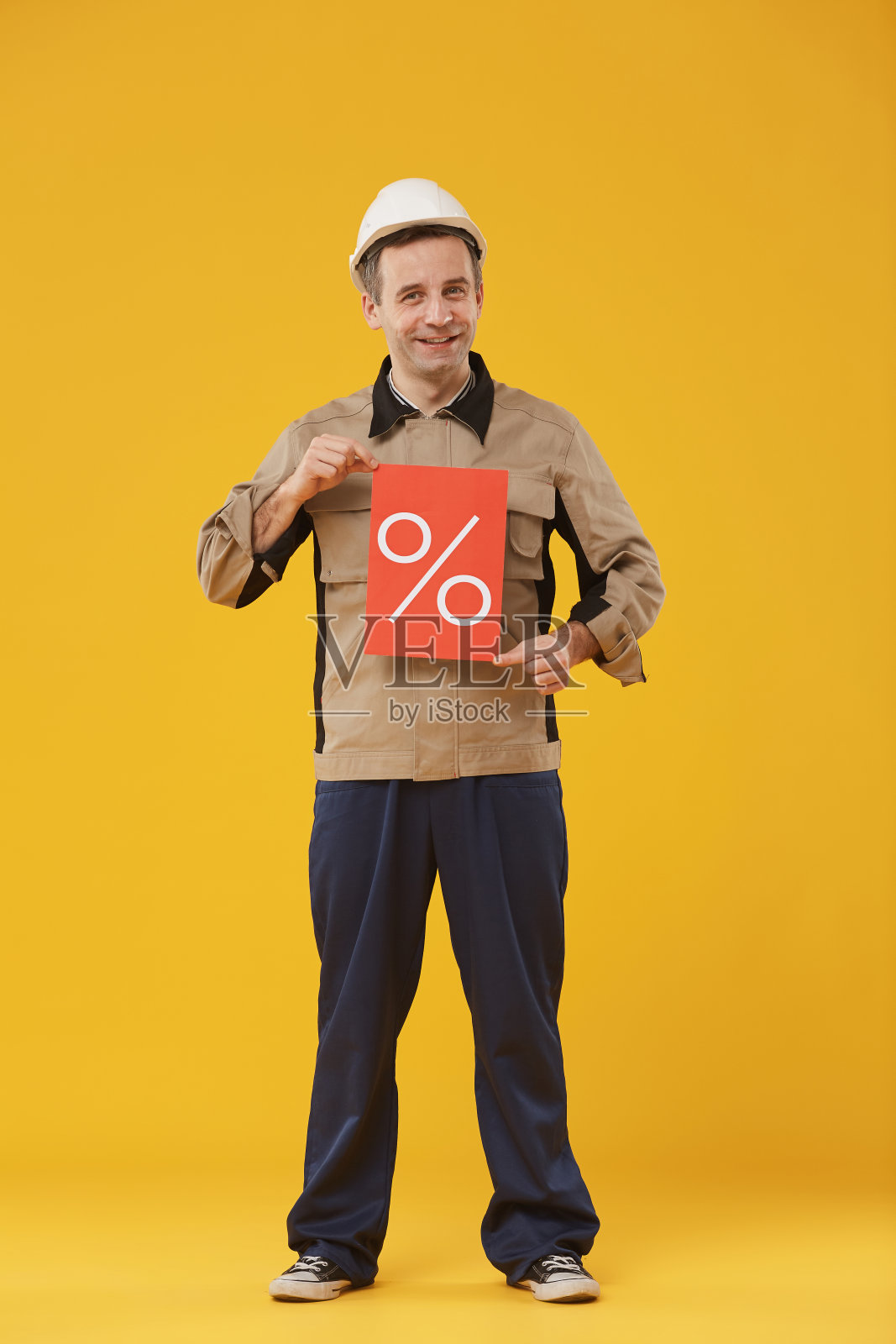 微笑的成熟工人拿着销售标志照片摄影图片