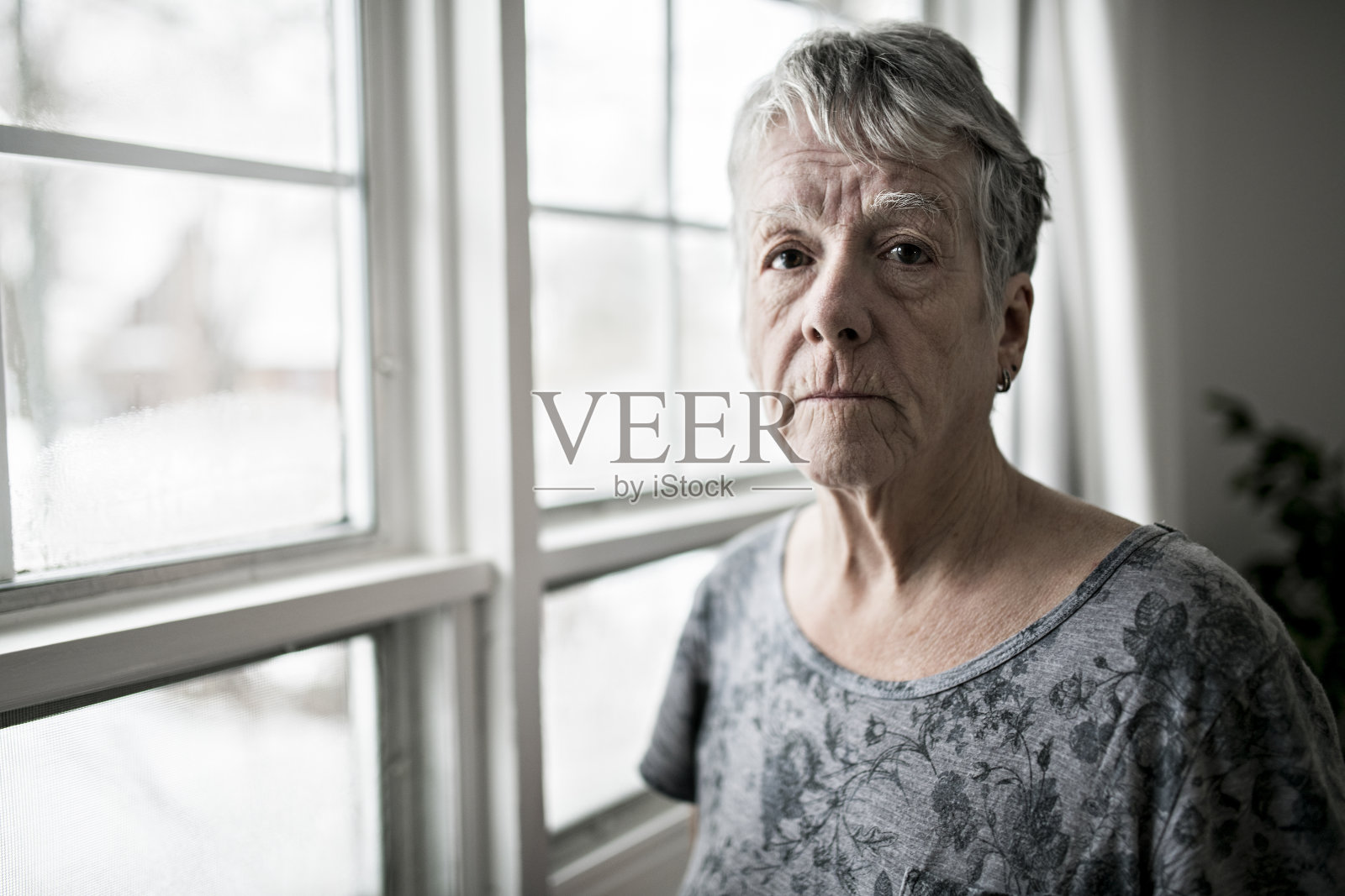 一位悲伤孤独的70岁老人在公寓里照片摄影图片