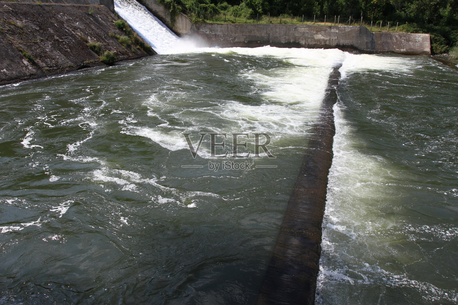 伊斯卡尔大坝溢流。湖水释放。保加利亚的水危机照片摄影图片