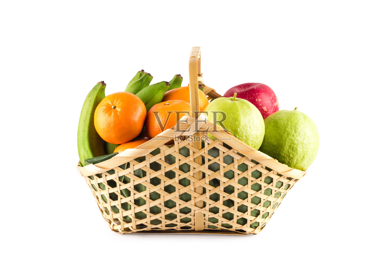 橙子、番石榴、香蕉和苹果在柳条篮子上白底水果保健食品孤立照片摄影图片