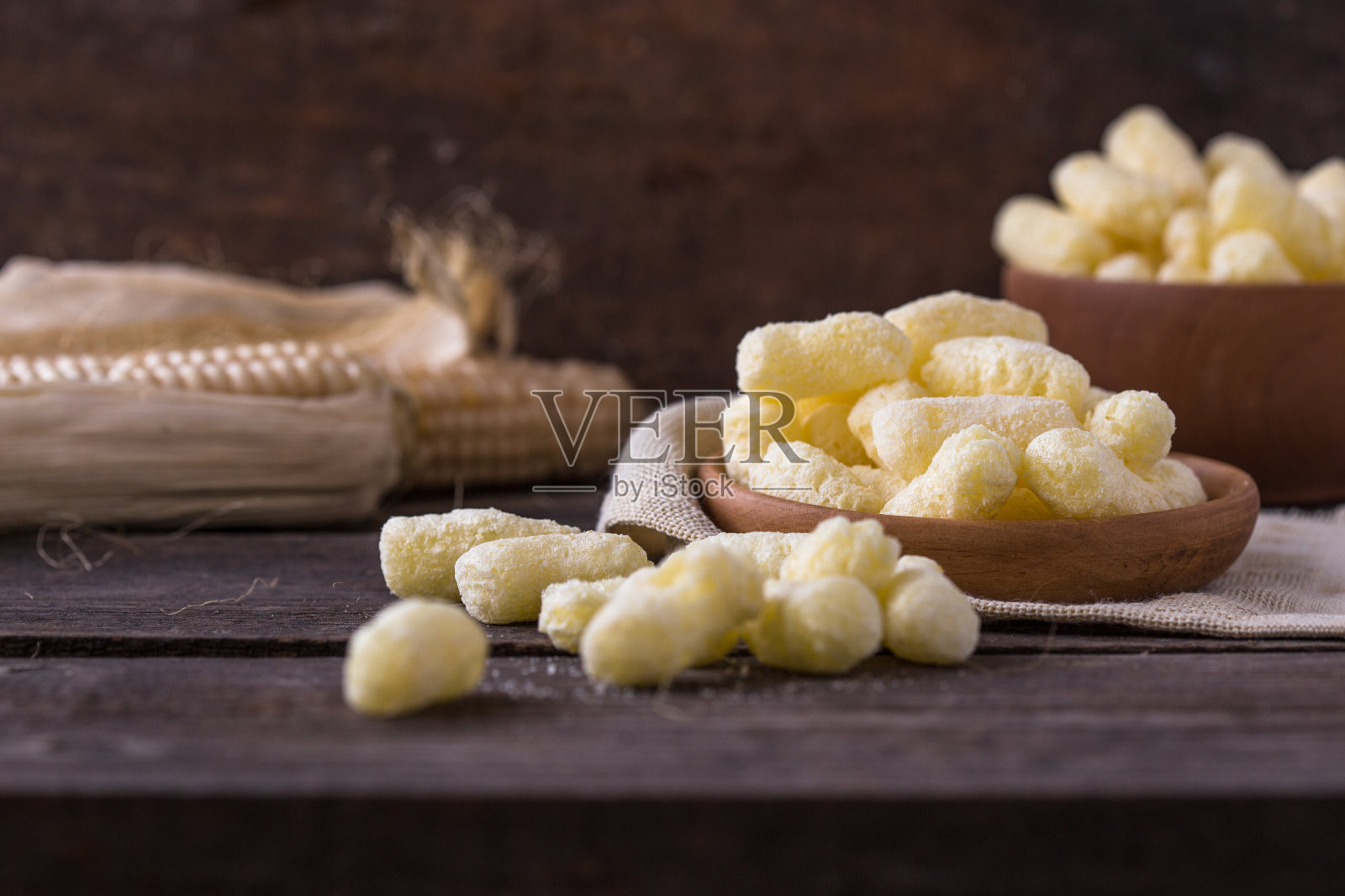 玉米棒木制背景，分散棒照片摄影图片