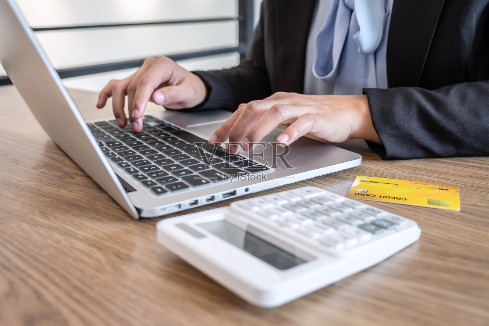 女商人使用笔记本电脑和持有信用卡支付详细页面显示网上购物购买和输入安全码输入卡信息照片摄影图片