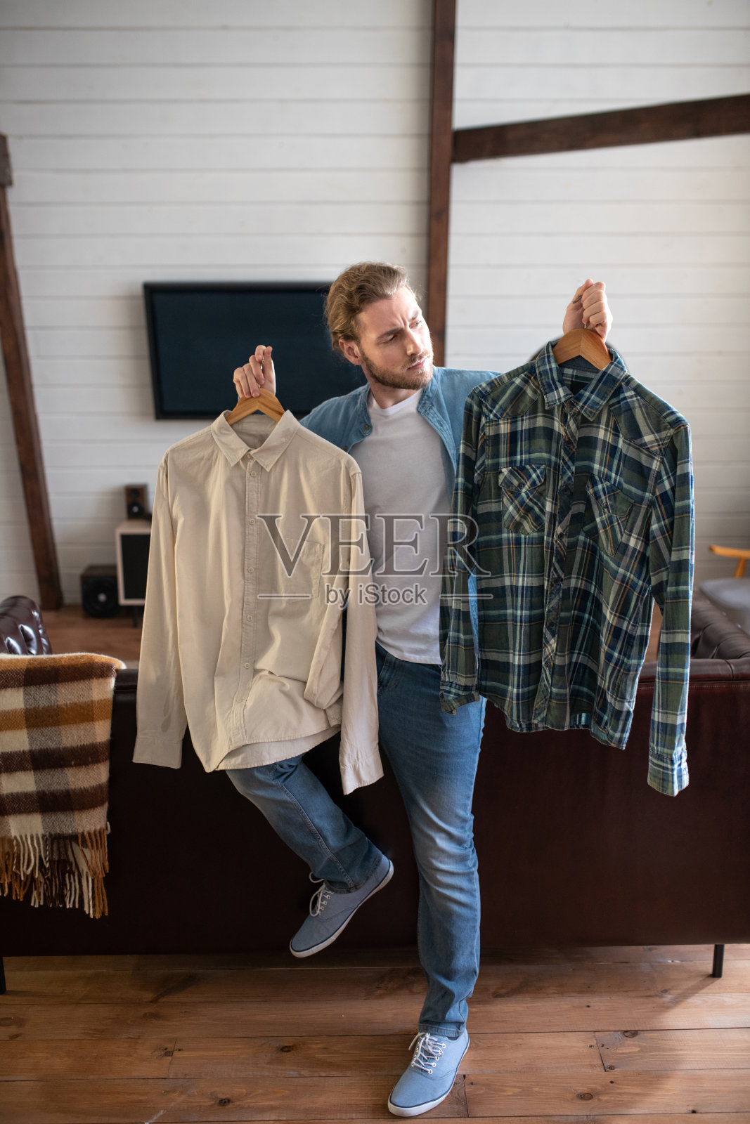 男人决定穿哪件衬衫照片摄影图片