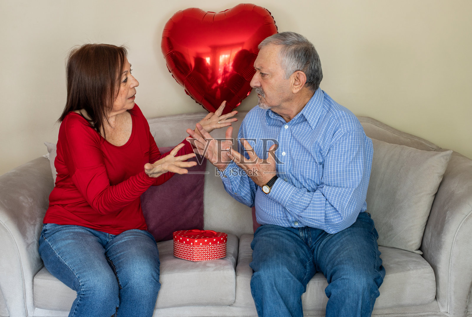 一对愤怒的老年夫妇在他们的关系出现问题时争吵。照片摄影图片