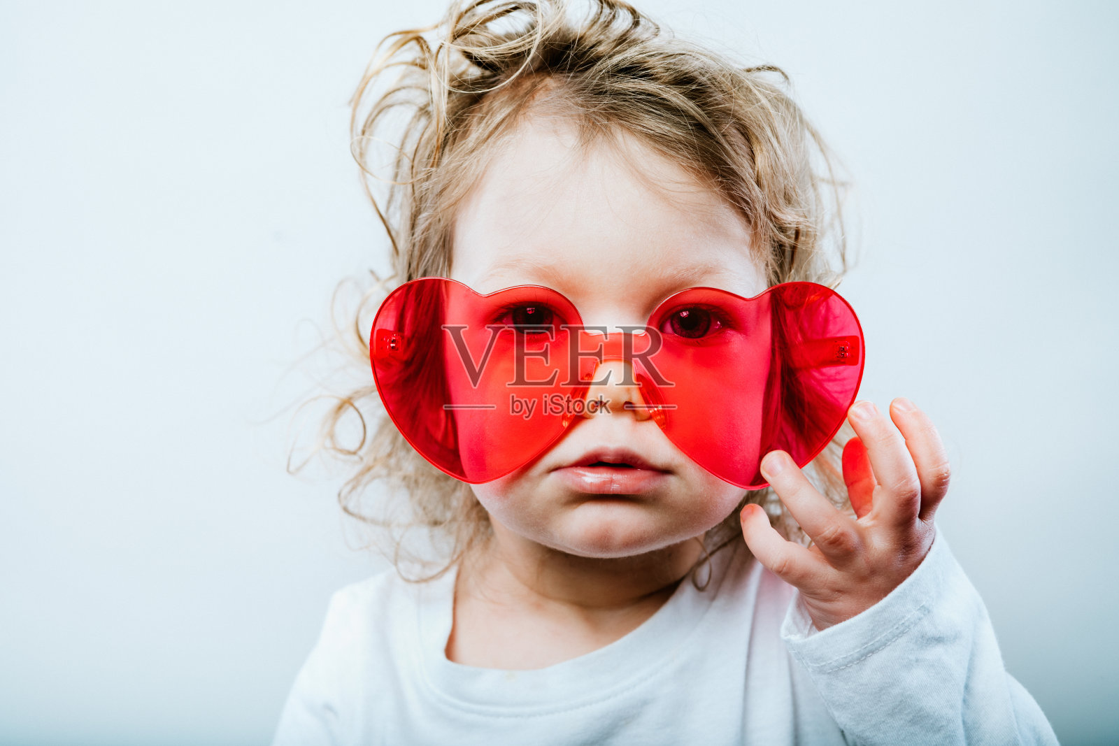 可爱的情人节宝贝戴心太阳镜照片摄影图片