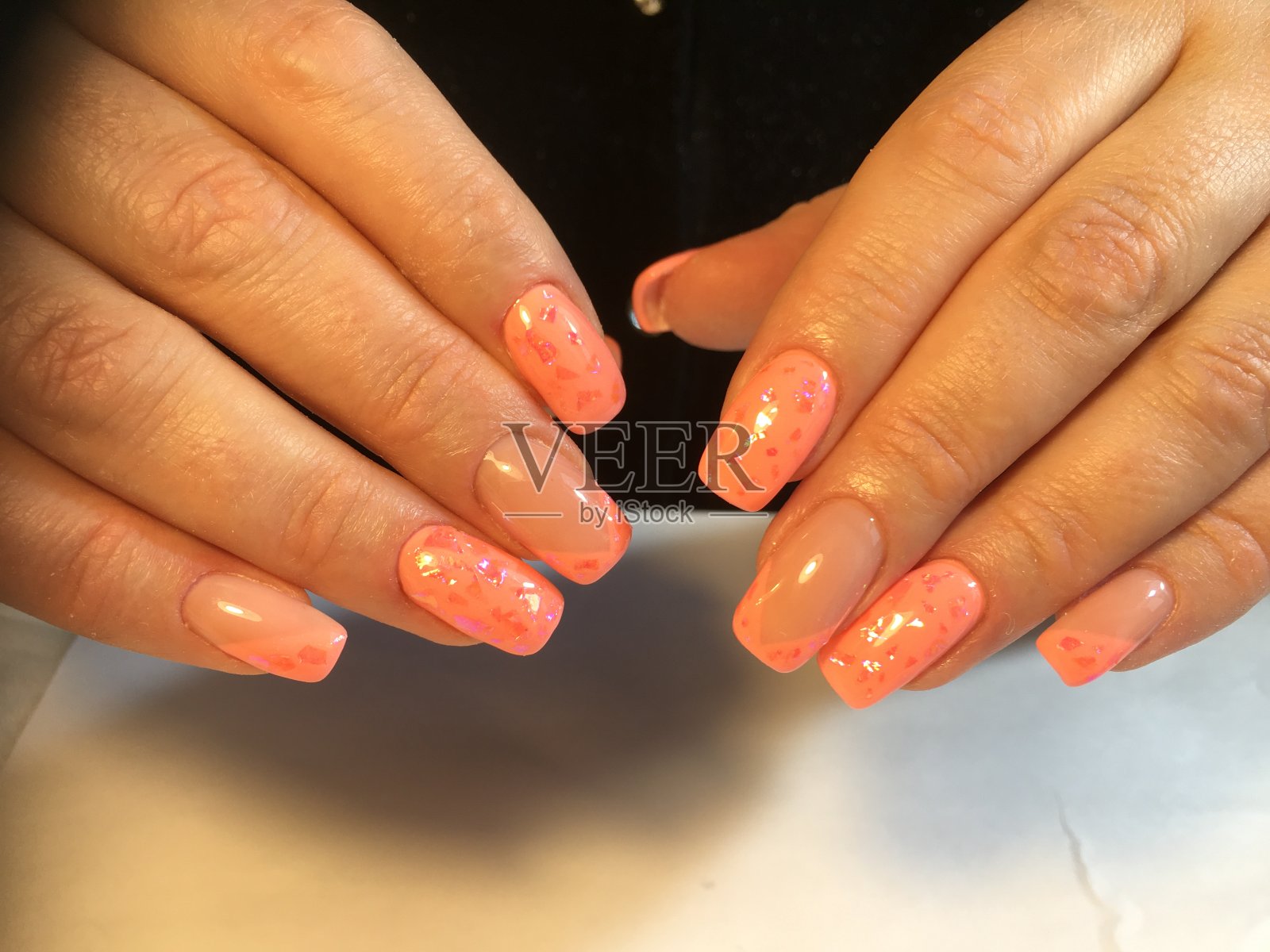 具有精美设计的女性美甲照片照片摄影图片