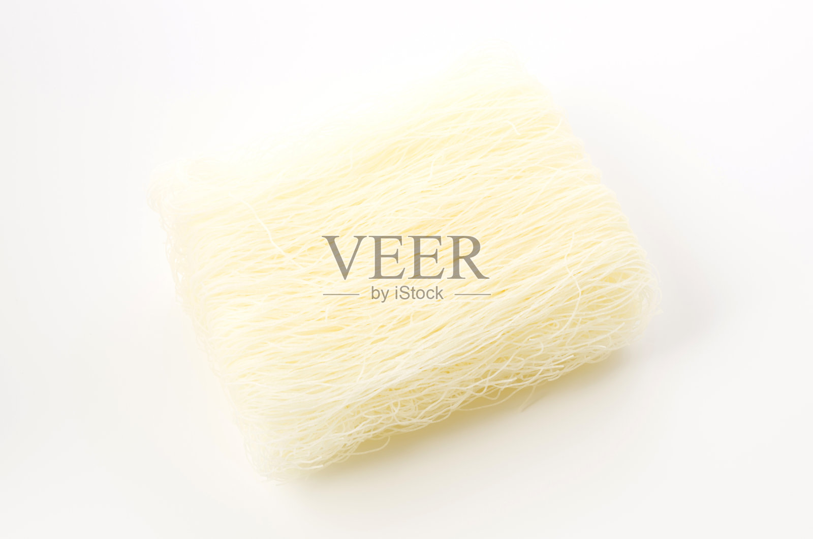 白色背景上的干米粉照片摄影图片